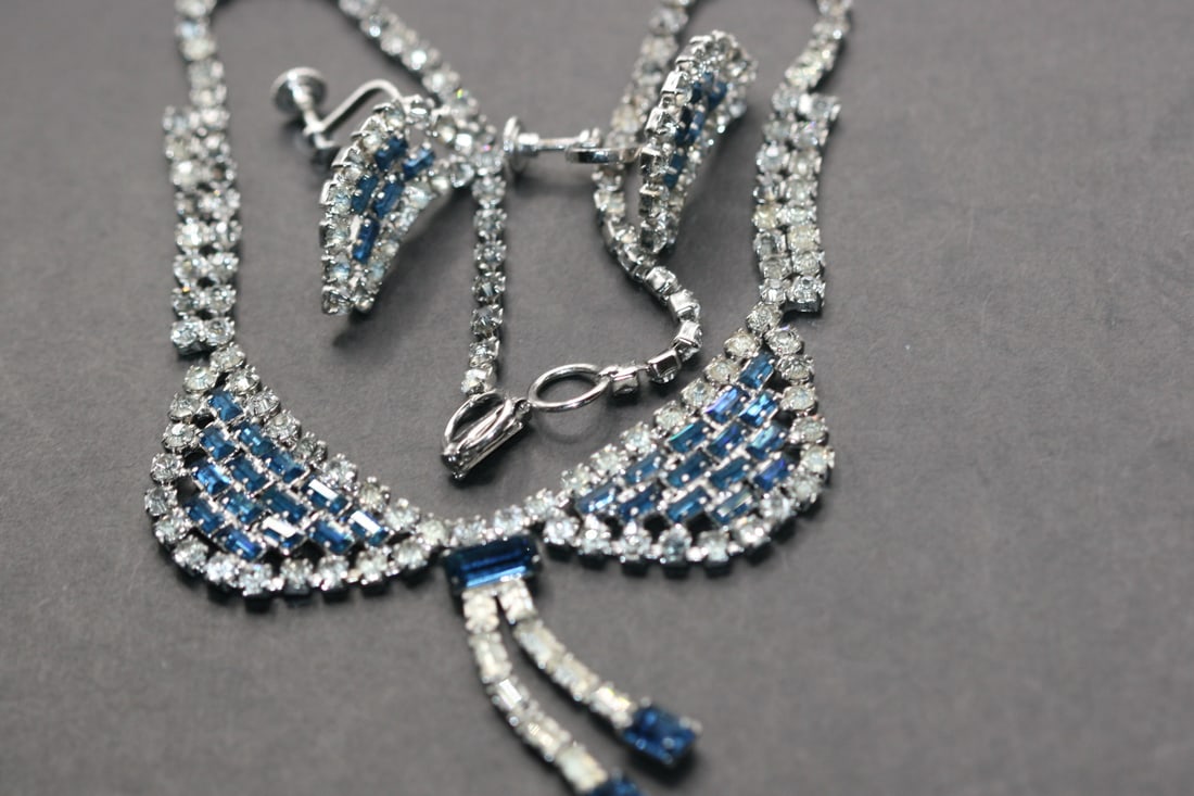 Baguette Blue Rhinestone Bow Necklace Earrings Set  vintage Lot 646 (1 of 3)