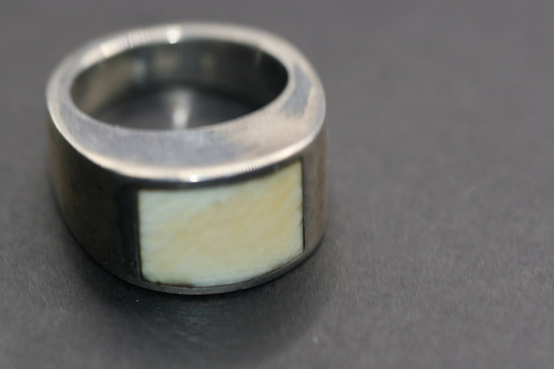 Spaliu Spain Bone Sterling Silver 925 Ring Size 6 Lot 665: Spaliu Spain Bone Sterling Silver 925 Ring Size 6 such exceptional quality in this ring, even in the silver workmanship superb!! weighs 10.36 grams