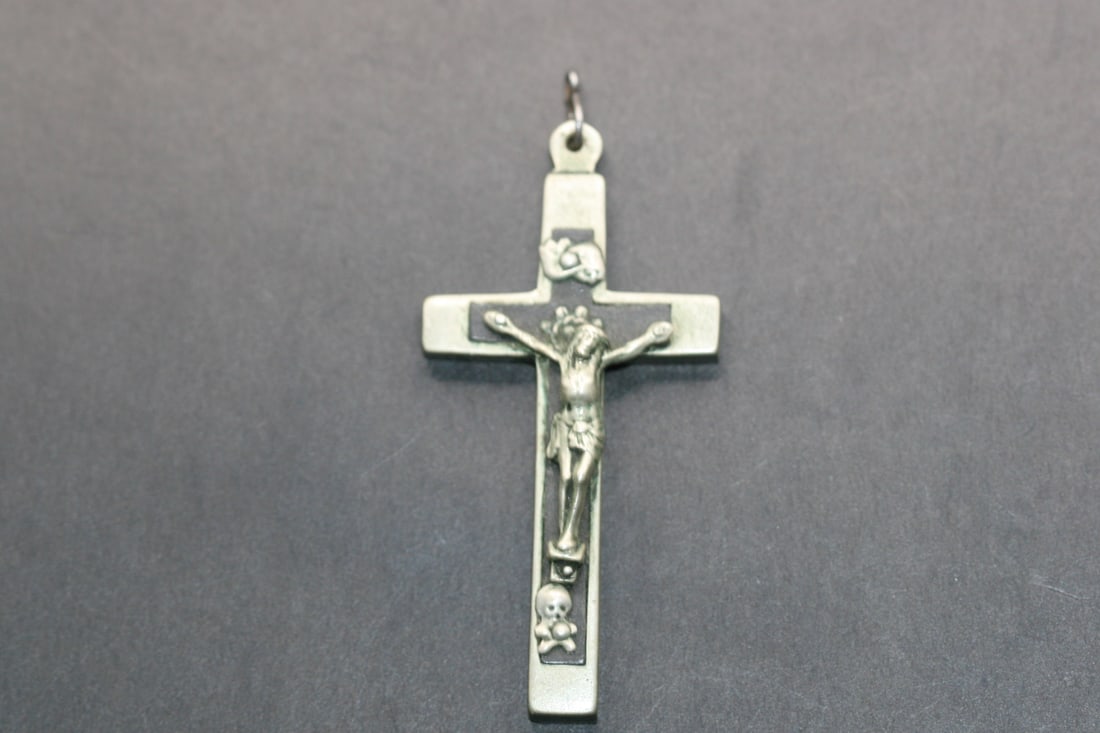 Crucifix Wood Momento Mori very old vintage Lot 730: Crucifix Wood Momento Mori very old vintage measures 2 5/8" x 1 3/8"