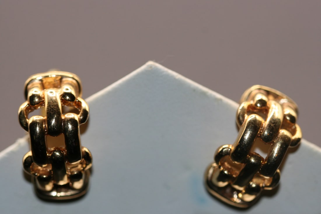 Chanel Link Look Alike Clip Earrings vintage Lot 811: Chanel Link Look Alike Clip Earrings vintage 7/8" x 1/2" unsigned