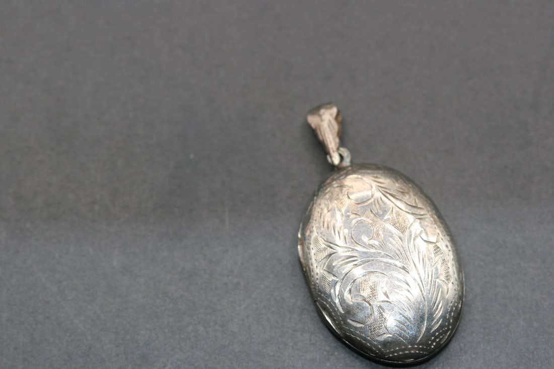Locket Pendant Silver Vintage Lot 820: Locket Pendant Silver Vintage measures 1 3/8" x 1" unmarked