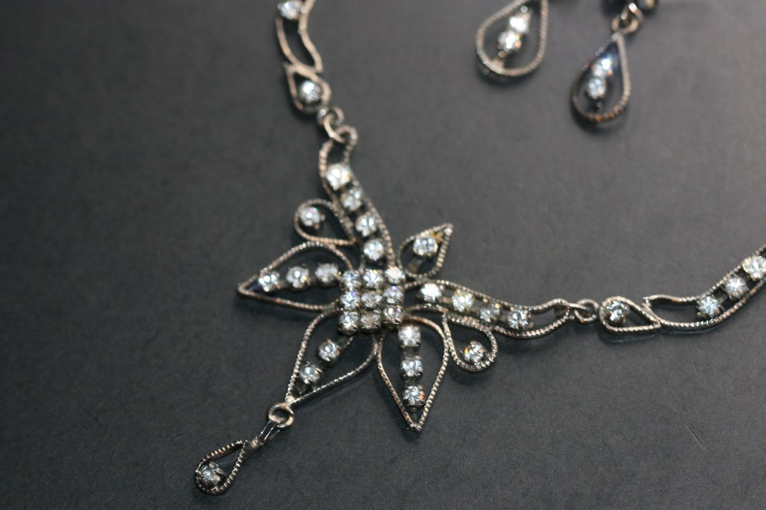 Star Rhinestone Necklace Vintage Lot 821: Star Rhinestone Necklace Vintage measures 16 1/2" long drops front 2 1/4"