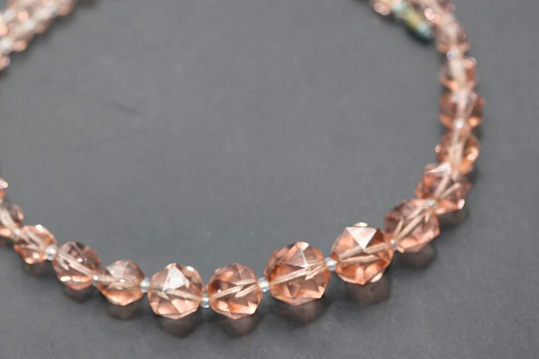 Cut Crystal Peach Rose Vintage Necklace Lot 950: Cut Crystal Peach Rose Vintage Necklace Measures 20" Long with a vintage barrel clasp