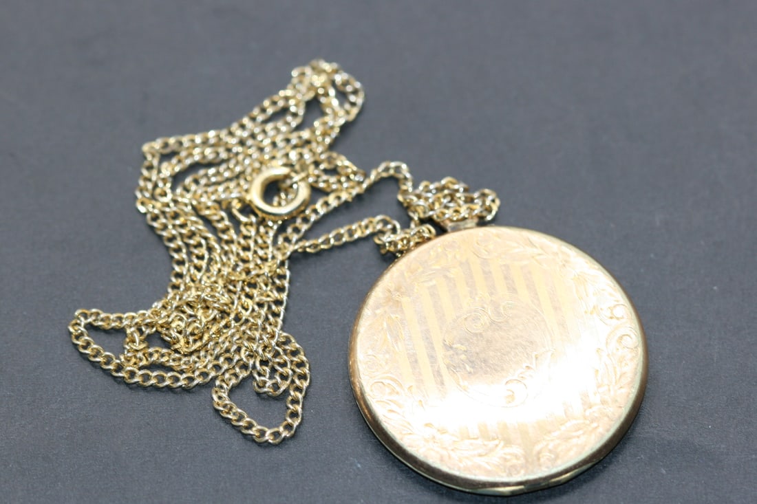 Edwardian Gold Filled Locket Vintage Necklace Lot 959: Edwardian Gold Filled Locket Vintage Necklace Not the original chain but matches nicely measuring 24" Long the Locket Measures 1 3/8" in diameter