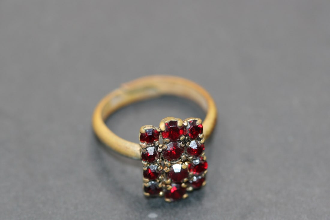 Garnet Vintage one size ring smallest 5 1/2 Lot 970: Garnet Vintage one size ring smallest 5 1/2
