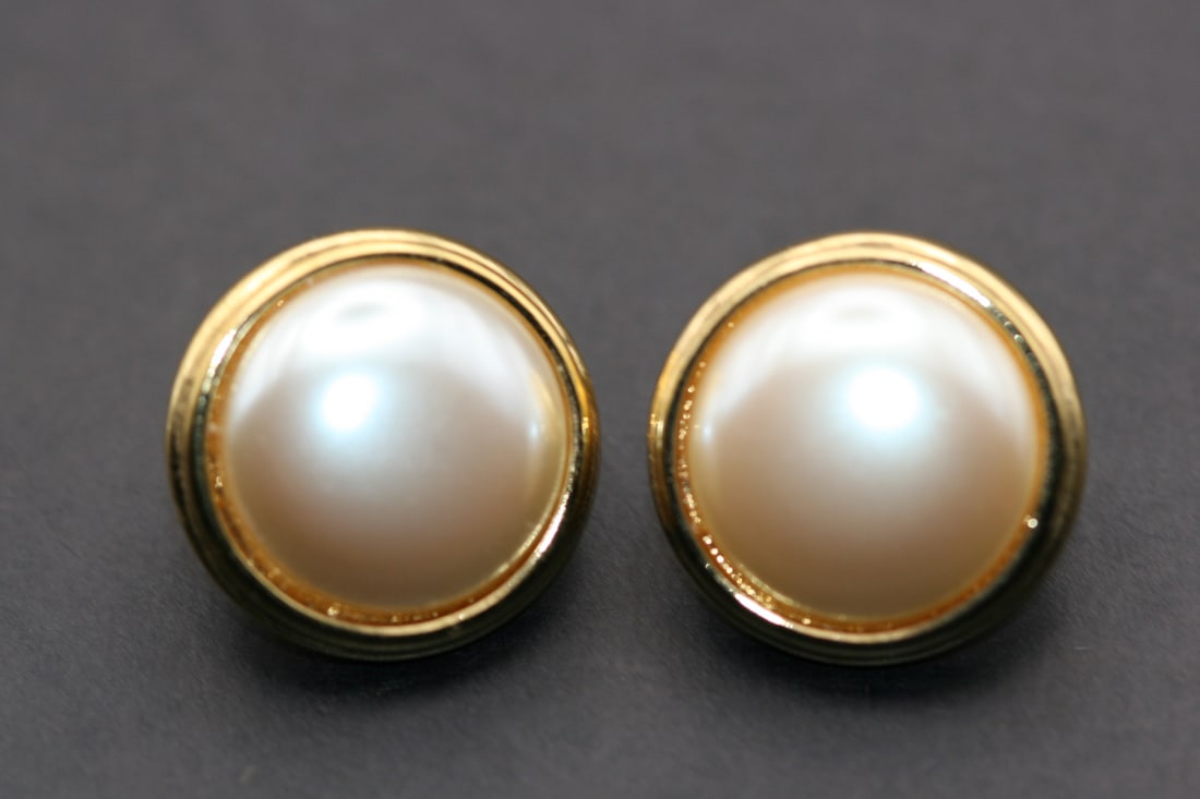 Monet Pearl Clip Earrings Signed Vintage Lot 1009: Monet Pearl Clip Earrings Signed Vintage measures 3/4" in diameter signed Monet on the clips