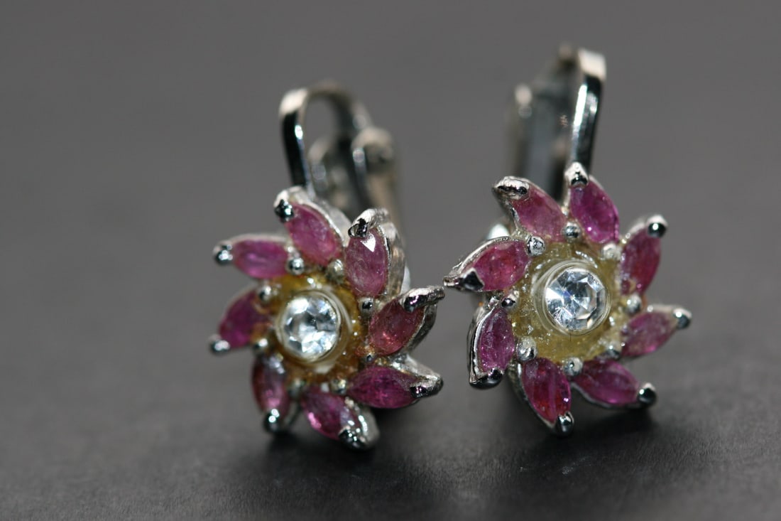 Ruby Flower Clip Earrings vintage Lot 1034: Ruby Flower Clip Earrings vintage measures 1/2" in diameter