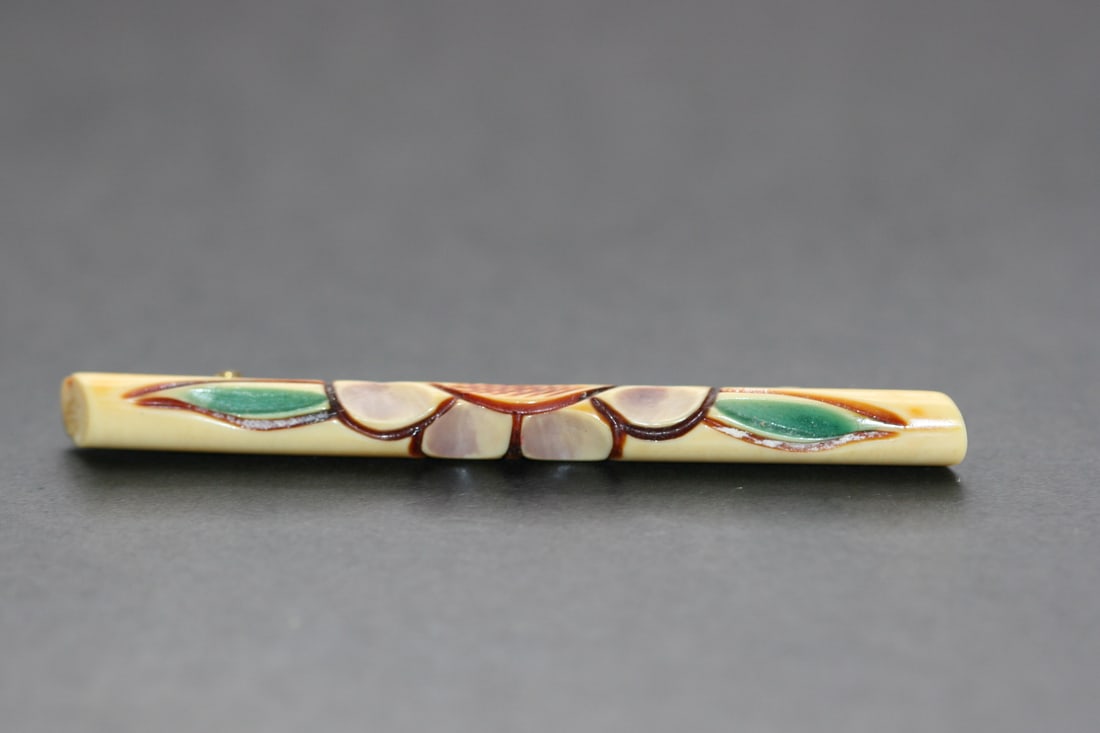 Bakelite Carved Vintage Bar Pin Lot 1192 (1 of 4)