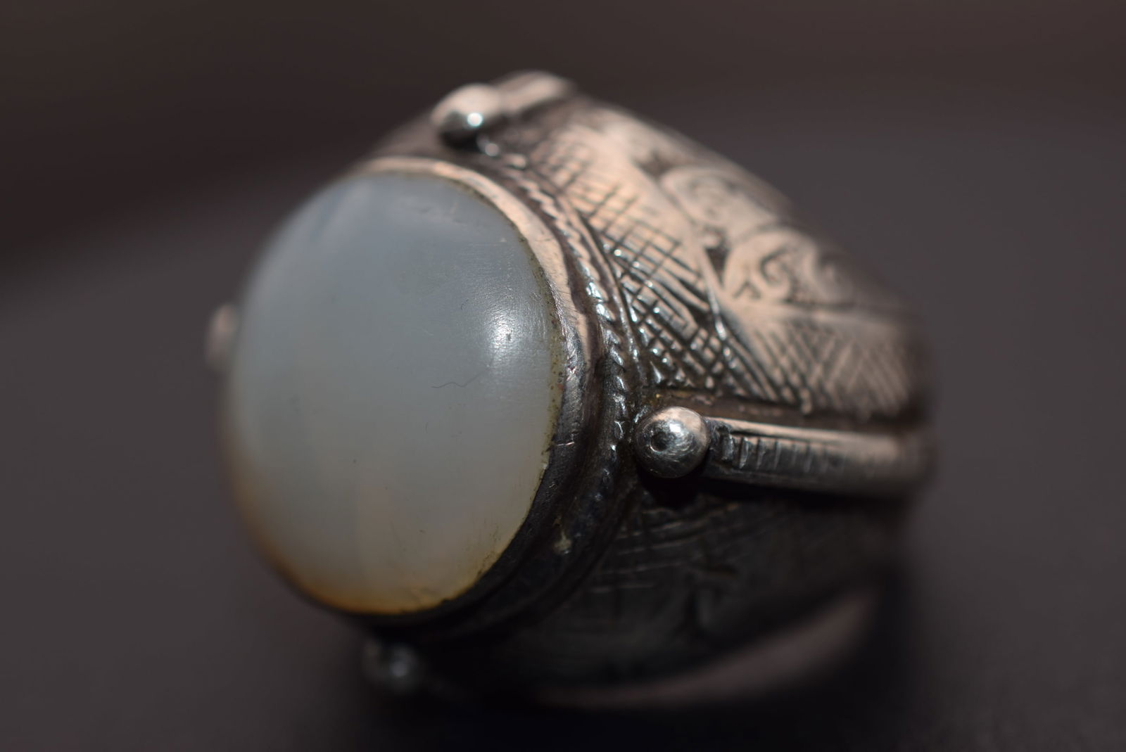 Massive Moonstone Ring Silver Vintage Size 9.75 Lot 5: Massive Moonstone Ring Silver Vintage Size 9.75 weighs 32.31 grams top measures 1 1/4" wide and s unmarked