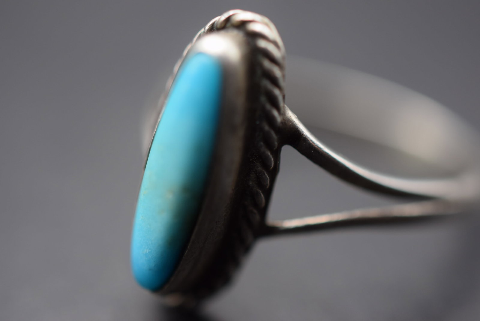 Turquoise Navajo Vintage Sterling Silver 925 Ring Size 5.75 Lot 172: Turquoise Navajo Vintage Sterling Silver 925 Ring Size 5.75 weighs 1.91 grams top measures 5/8" x 3/8"