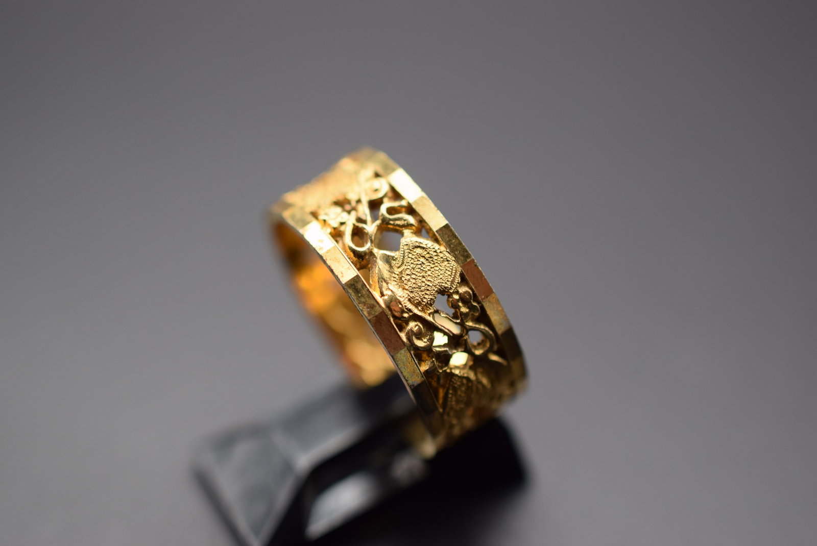 1970's Gold Plated Filigree Band Ring Size 10 Lot 181: 1970's Gold Plated Filigree Band Ring Size 10 Top measures 3/8"