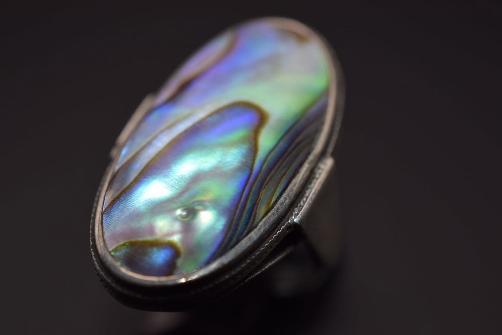 Abalone Sterling Silver 925 Ring Size 6.5 Lot 223: Abalone Sterling Silver 925 Ring Size 6.5 Weighs 6.46 grams Top measures 1 1/4" signed 925