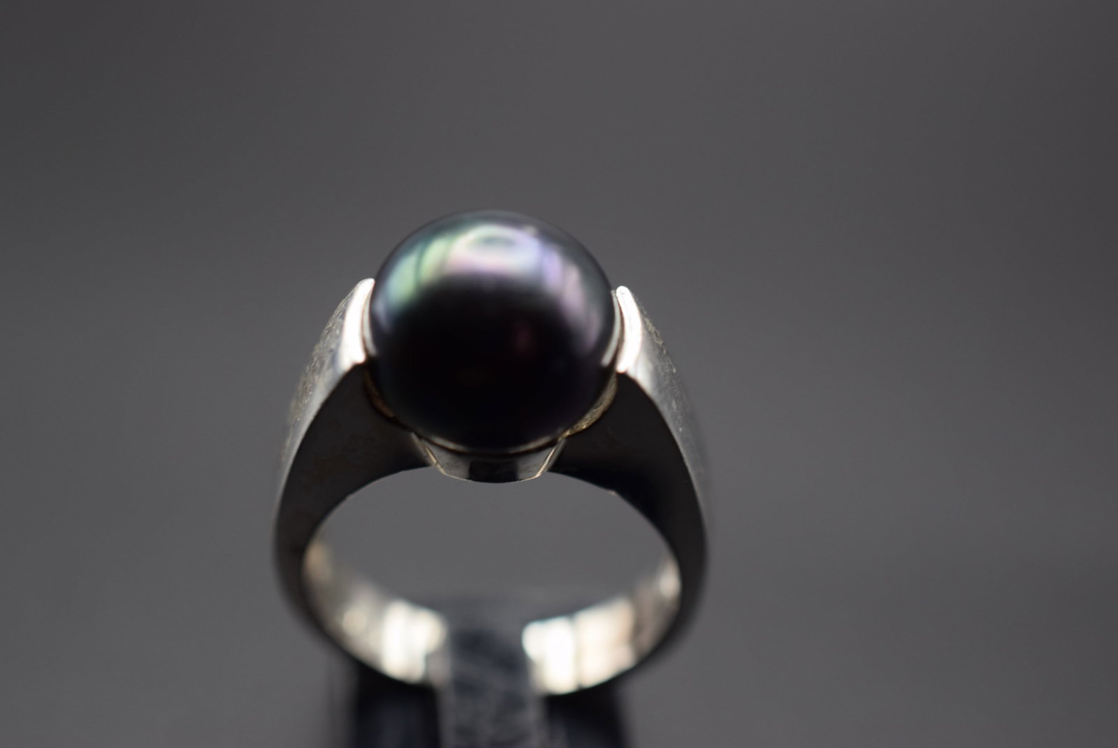 Genuine Black Pearl Sterling Silver 925 Ring Size 6 Lot 232: Genuine Black Pearl Sterling Silver 925 Ring Size 6 Weighs 6.74 grams Top measures 1/2" signed 925