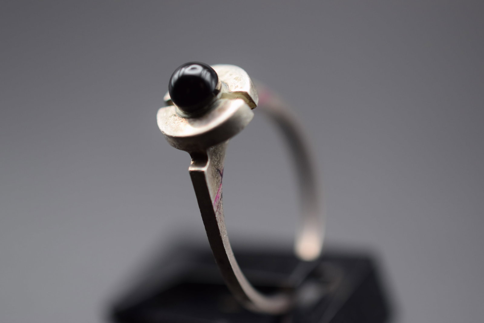 Black Onyx Sterling Silver 925 Ring Size 5.75 Lot 279: Black Onyx Sterling Silver 925 Ring Size 5.75 Weighs 1.74 grams Top measures 3/8"signed Anor Sterling