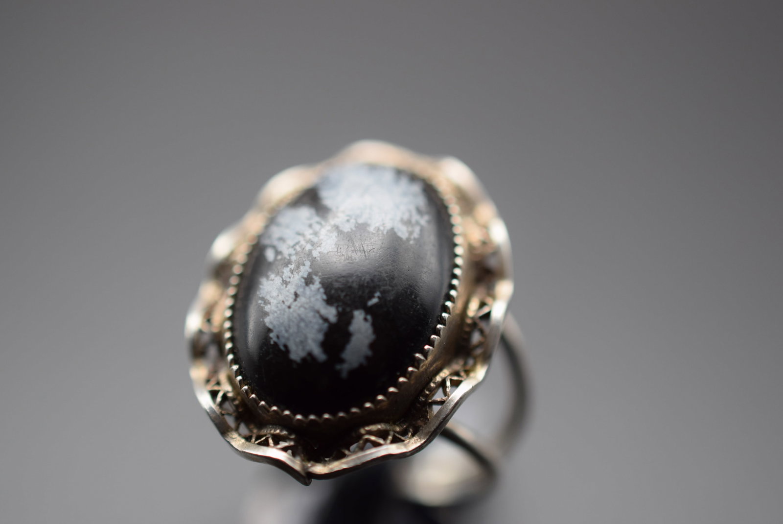 Mottled Glass and Filgree Set Sterling Silver 925 Ring Size 7 Lot 300: Mottled Glass and Filgree Set Sterling Silver 925 Ring Size 7 Weighs 5.11 grams Top measures 1" x 3/4" unsigned