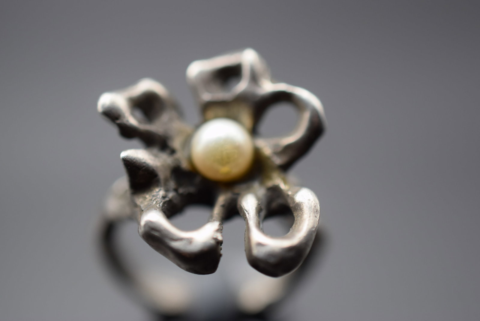 Modernist Genuine Pearl Brutalist Sterling Silver 925 Ring Size 7 Lot 311: Modernist Genuine Pearl Brutalist Sterling Silver 925 Ring Size 7 Weighs 11.09 grams Top measures 7/8" in diameter unsigned