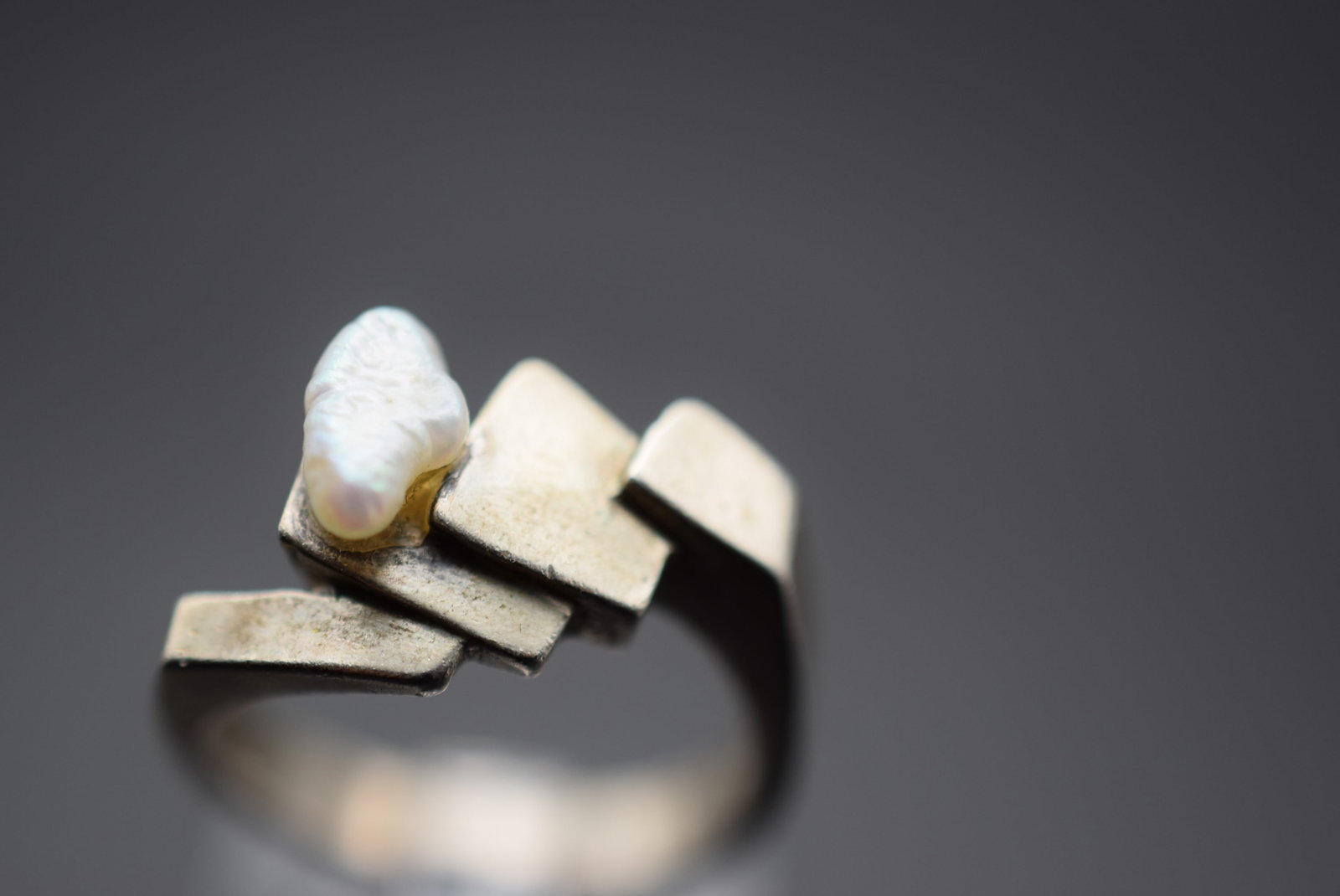 Modernist Freshwater Pearl Sterling Silver 925 Ring Size 6 Lot 375: Modernist Freshwater Pearl Sterling Silver 925 Ring Size 6 Weighs 4.82 grams Top measures 1/2" x 3/4" signed MMBS 925