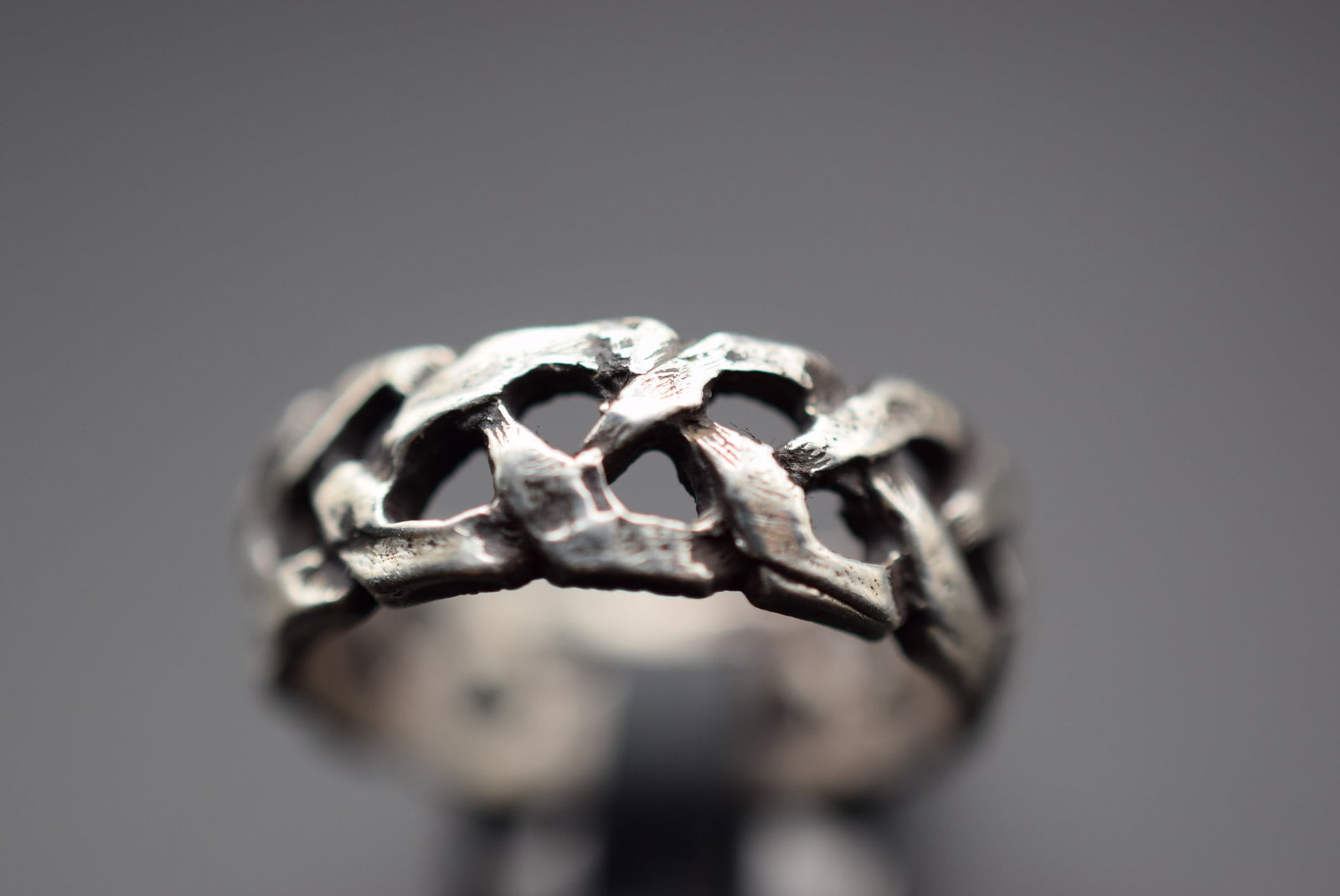 Weaved Celtic Ring Size 8 Lot 392: Weaved Celtic Ring Size 8 Weighs 5 grams measures 1/4" unsigned