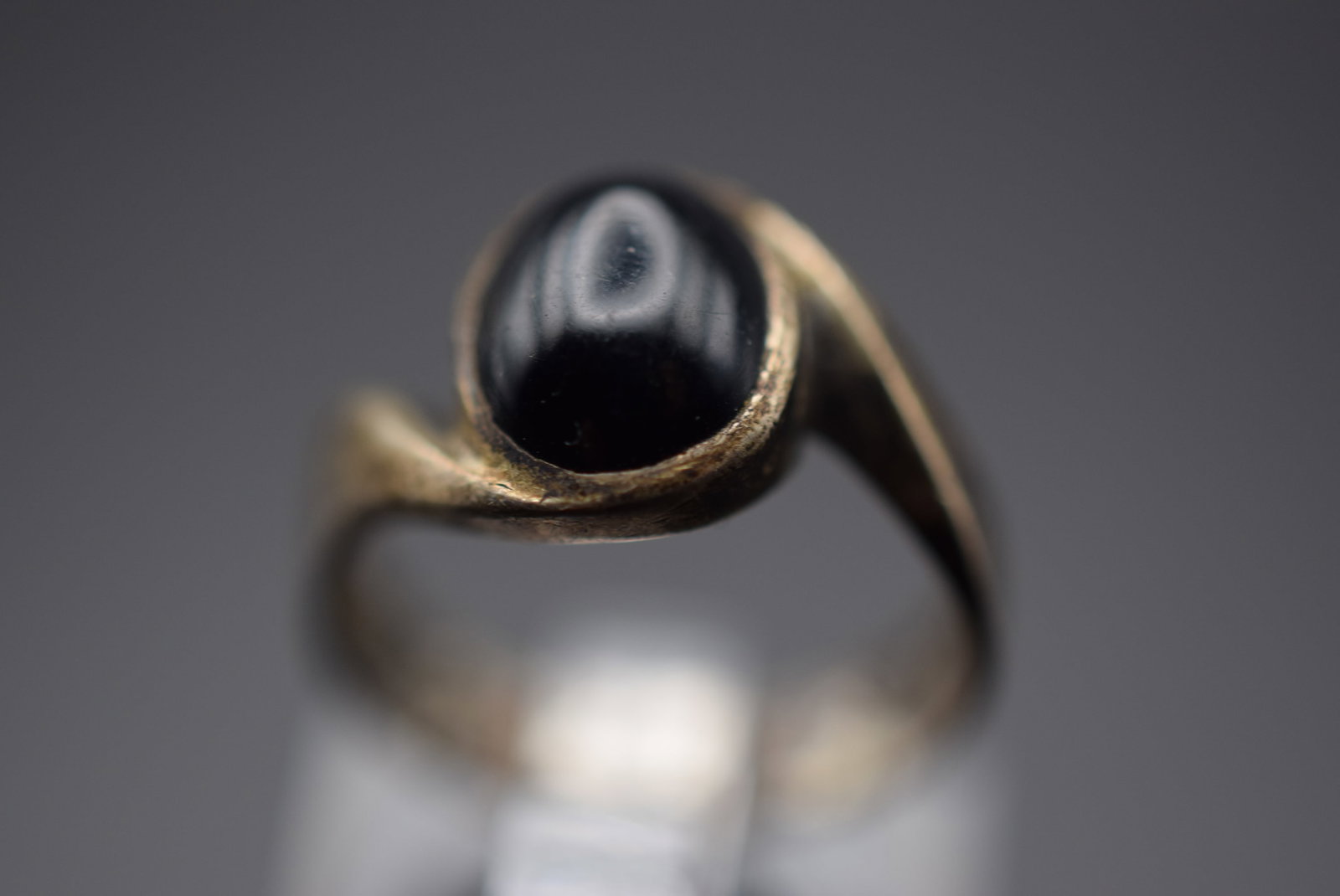Onyx Sterling Silver 925 Ring Size 5.75 Lot 473: Onyx Sterling Silver 925 Ring Size 5.75 Weighs 3.51 grams Top measures 1/2" signed STER Tarnished AAB