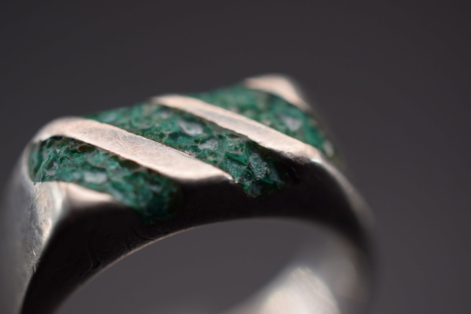 Inlaid Malachite Chips Mexico Sterling Silver 925 Ring Size 7.75 Lot 508: Inlaid Malachite Chips Mexico Sterling Silver 925 Ring Size 7.75 Weighs 7.14 grams Top measures 1/4" signed Mexico TO-81 925