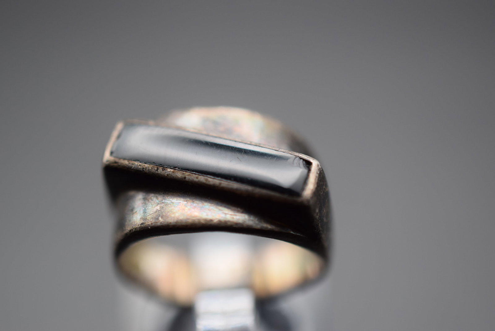 Onyx vintage Sterling Silver 925 Ring Size 5.75 Lot 553: Onyx vintage Sterling Silver 925 Ring Size 5.75 Weighs 6.91 grams Top measures 3/4"x 1/2" signed 925