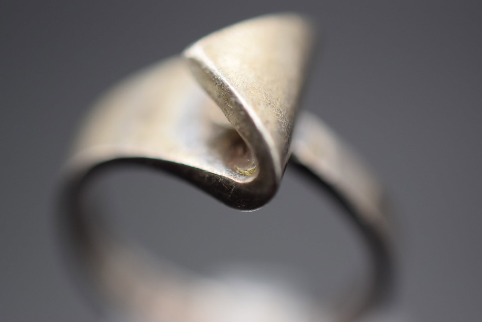 Modernist Sterling Silver 925 Ring Size 7 Lot 559: Modernist Sterling Silver 925 Ring Size 7 Weighs 4.29 grams Top measures 1/2" signed Sterling has a break in the shank at the bottom