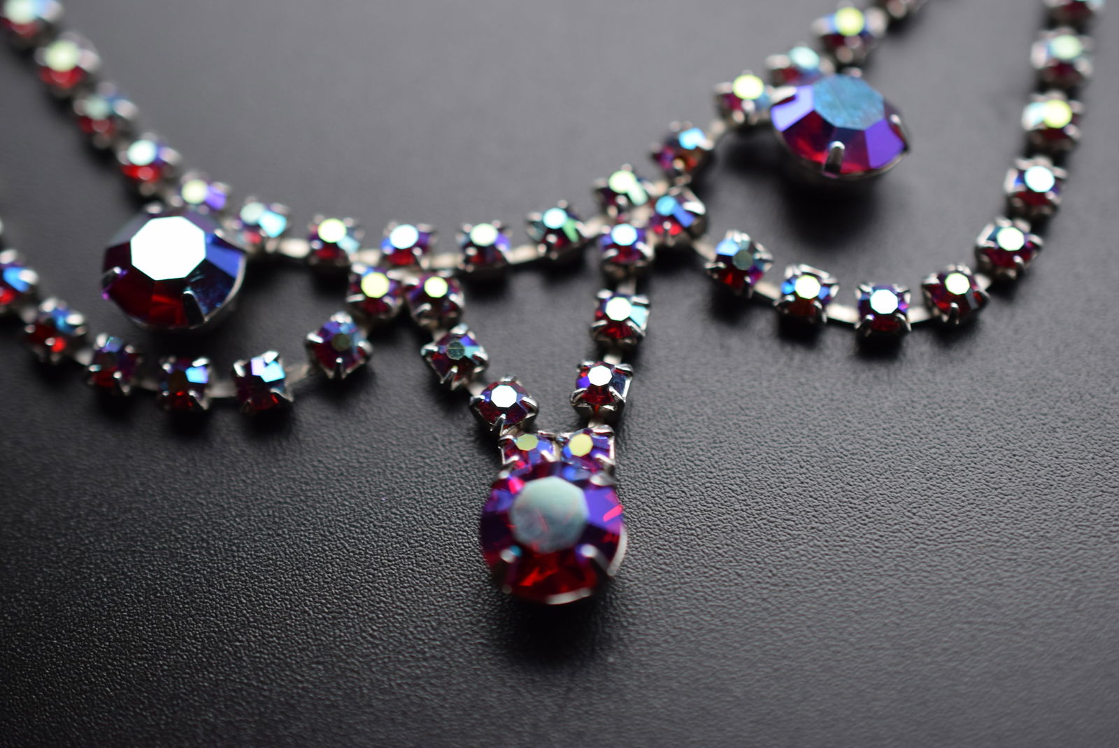 Siam Rhinestone Vintage Drop Necklace 1950's Lot 607: Siam Rhinestone Vintage Drop Necklace 1950's measures 14 3/4" long x 1 1/8" drop front unsigned