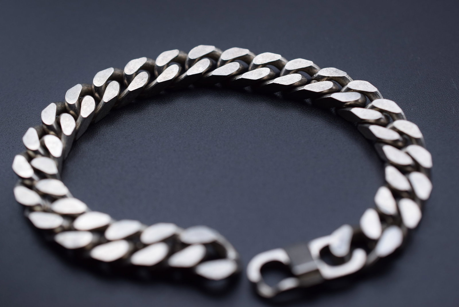 Silver Plated Curb Chain Lot 617: Silver Plated Curb Chain Weighs 35.74 grams measures 8" x 1/2" unsigned