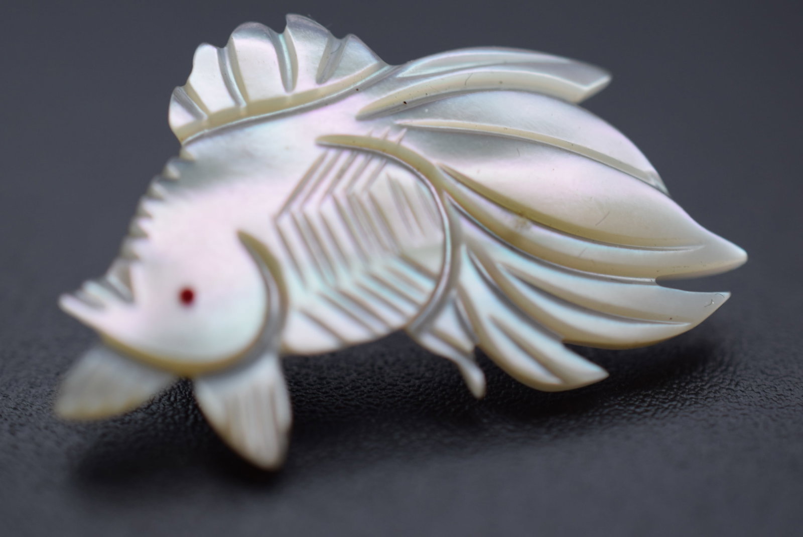Mother of Pearl Bird Rooster Brooch Pin Lot 618: Mother of Pearl Bird Rooster Brooch Pin measures 1" x 3/4"