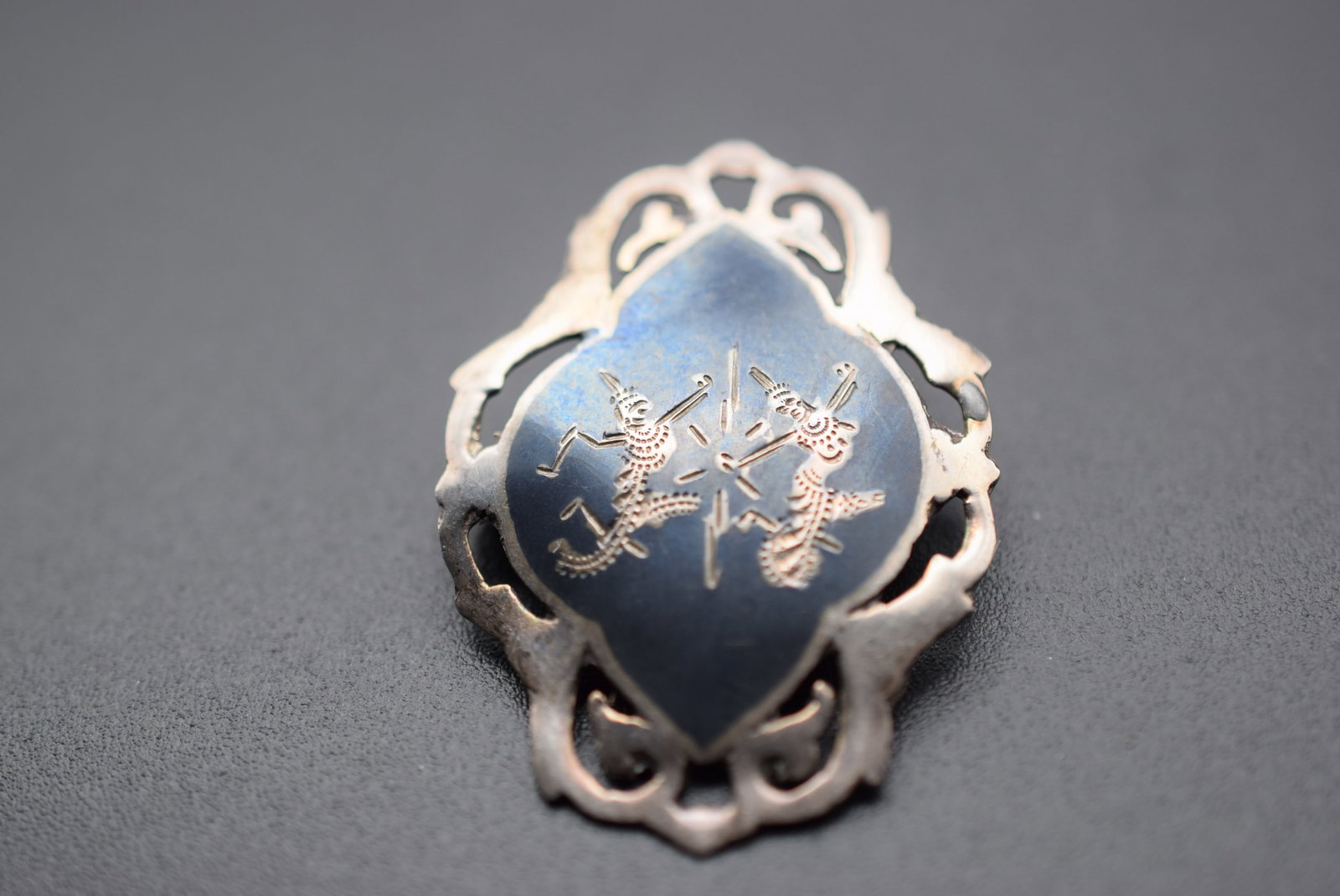 Vintage Brooch Pin Sterling Silver 925 Siam Damascene Niello Lot 696: Vintage Brooch Pin Sterling Silver 925 Siam Damascene Niello Weighs 3.22 grams measures 1 3/8" x 1" signed Siam Sterling