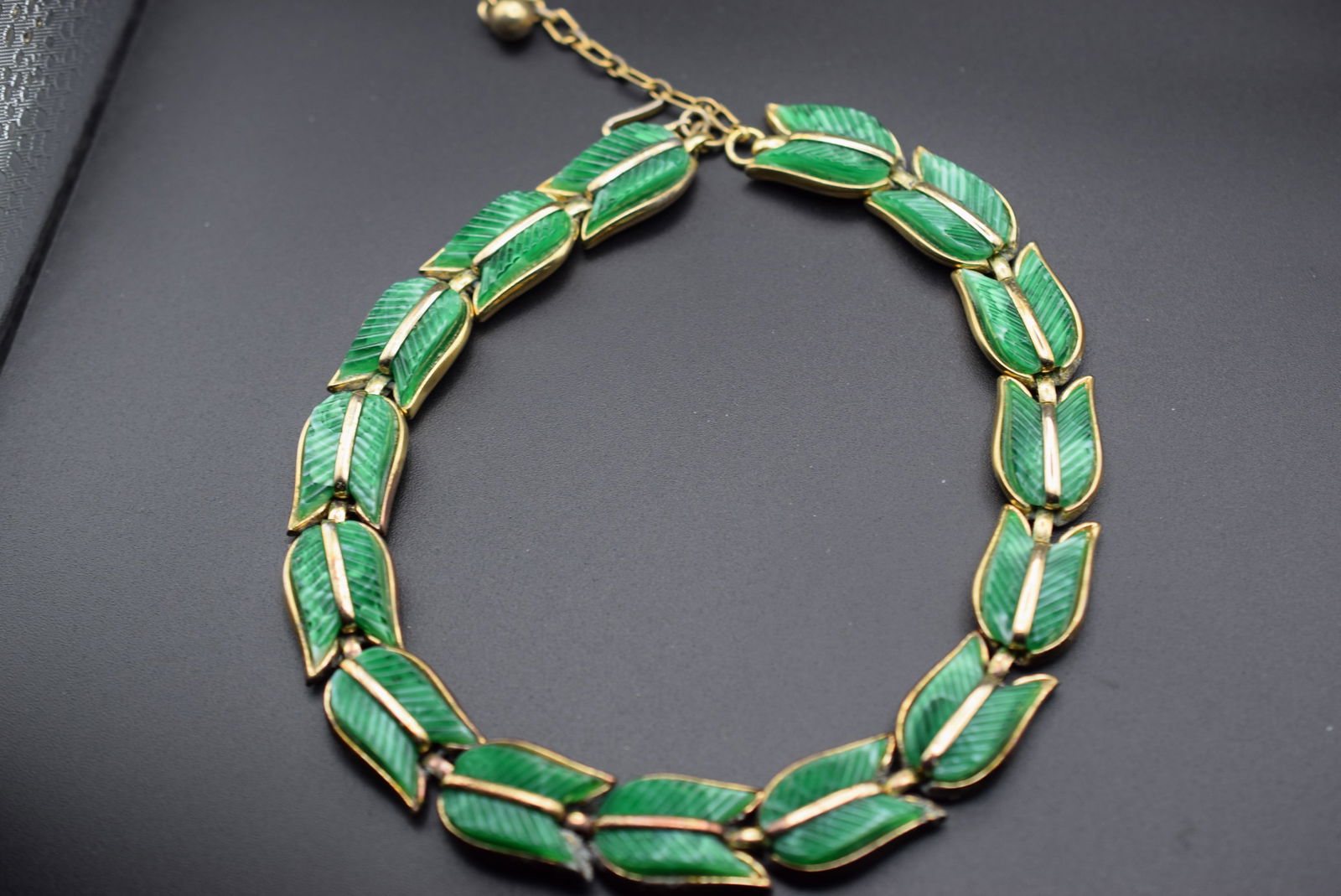 Rare Trifari Mottled Green Ribbed Glass Necklace Vintage Lot 732: Rare Trifari Mottled Green Ribbed Glass Necklace Vintage measures 16" long x 5/8" wide and can be worn as short as 14" long by using the connector hook signed Trifari inside the Hook