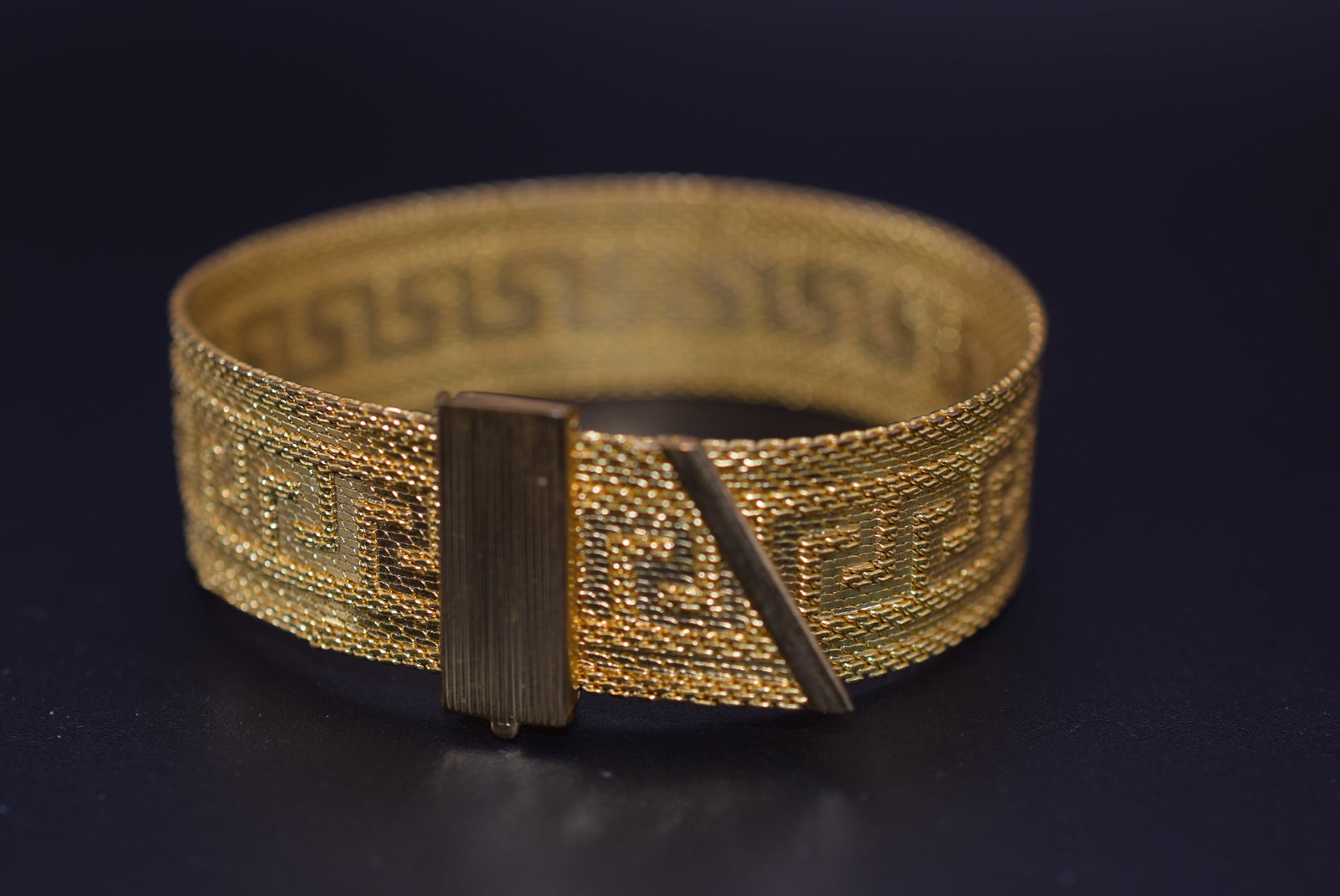 Vintage Gold Plated Mesh Bracelet Lot 744: Vintage Gold Plated Mesh Bracelet measures 3/4" and can be clip adjusted for length for anyone to wear!