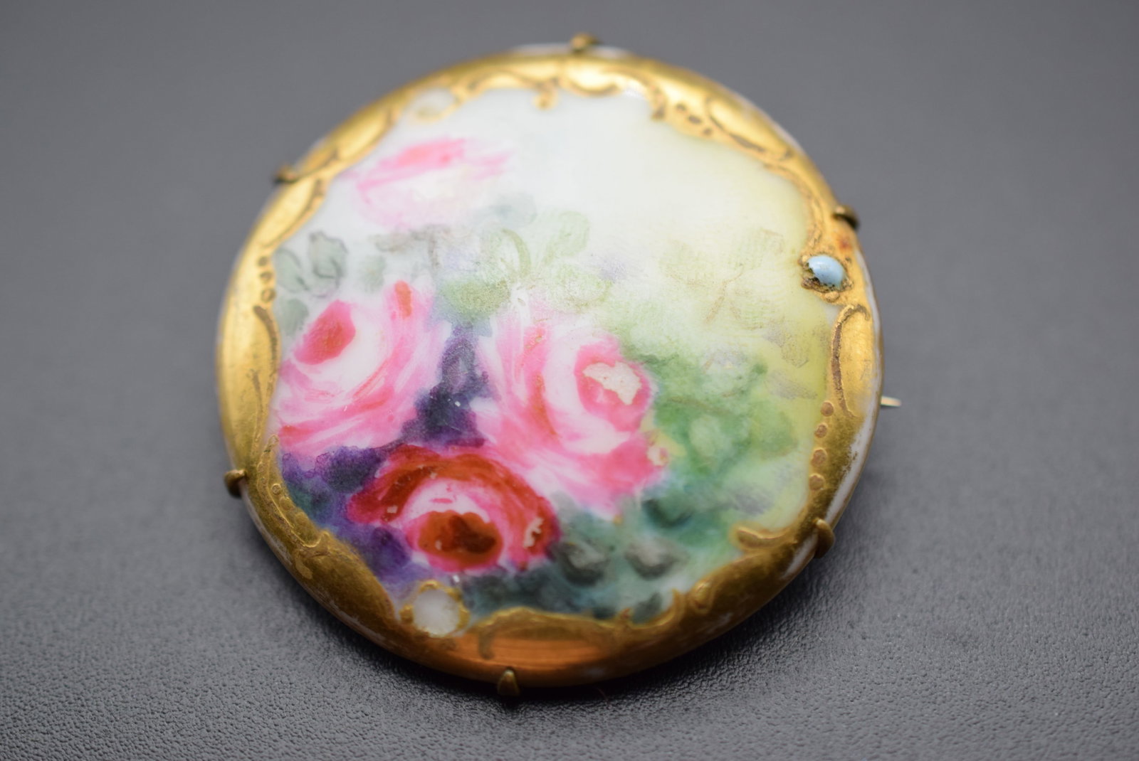 Edwardian Vintage Brooch Pin Exquisite Lot 827: Edwardian Vintage Brooch Pin Exquisite Hand Painted measures 1 1/2" in diameter
