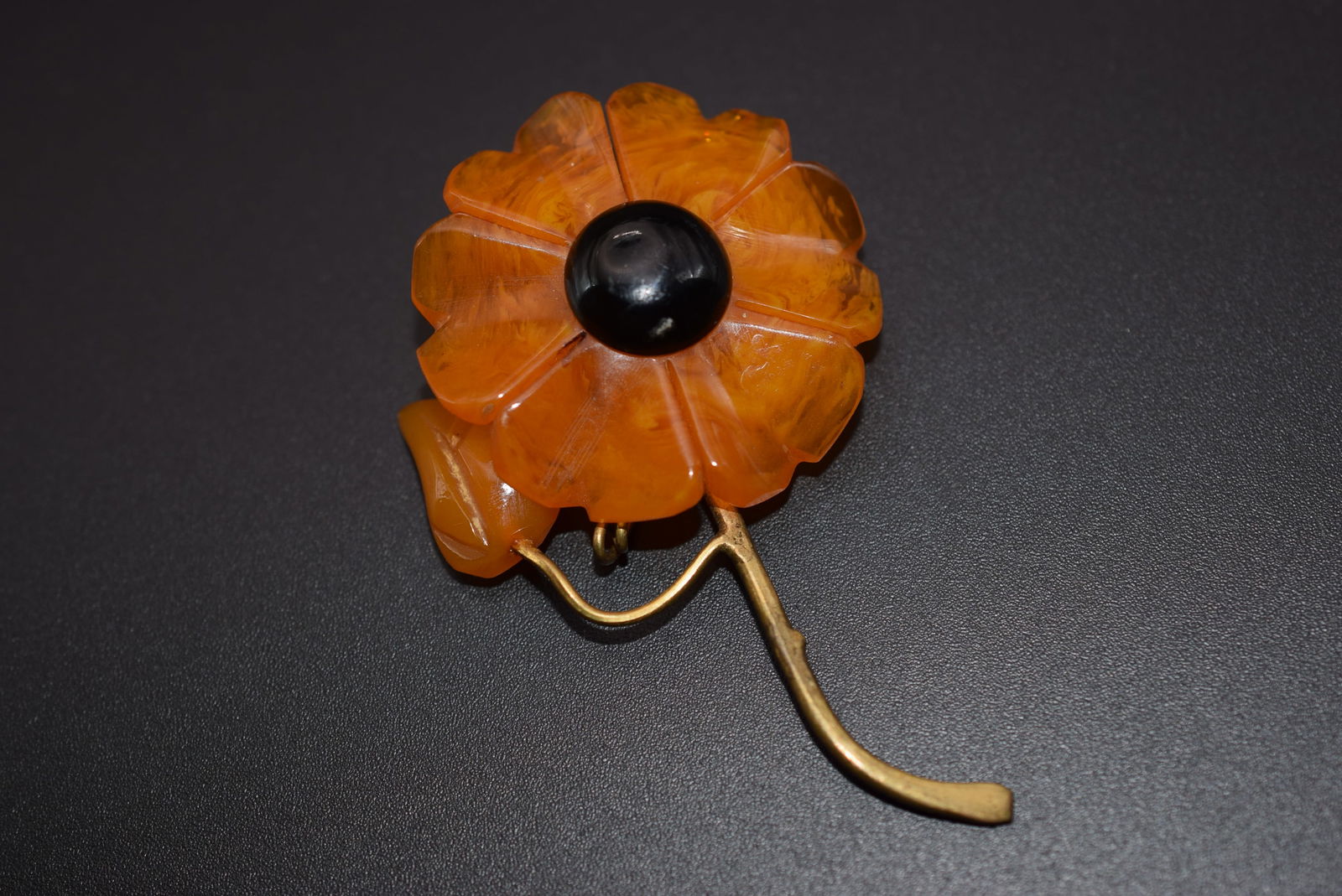 Bakelite Vintage Amber Flower Brooch Pin    Lot 830 (1 of 2)