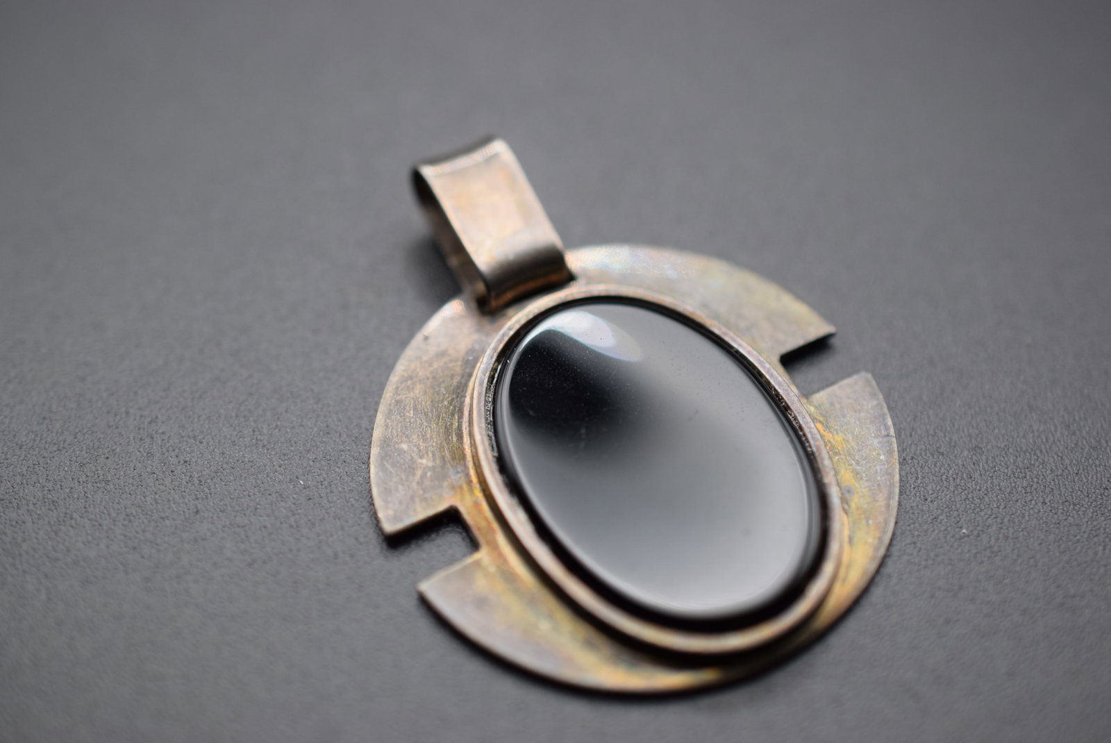Onyx Sterling Silver 925 Pendant Lot 841: Onyx Sterling Silver 925 Pendant Weighs 10.72 grams measures 1 5/8" x 1 1/4" signed Ster Lepage