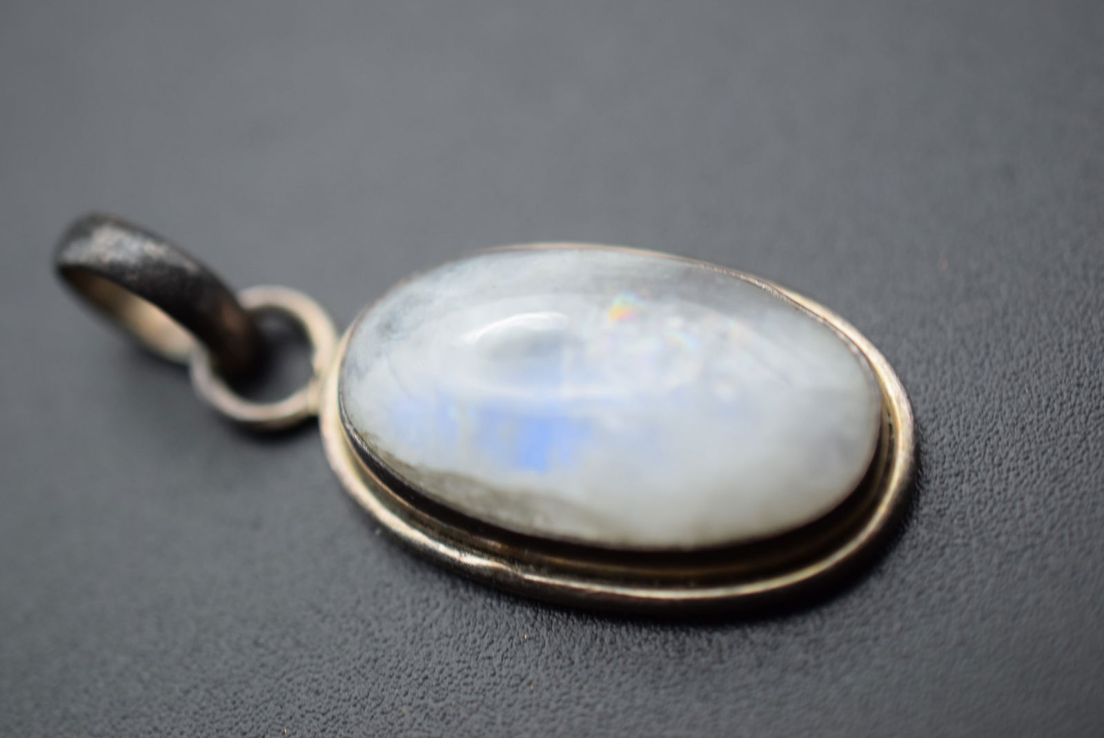 Labradorite Stone Sterling Silver 925 Pendant Lot 858: Labradorite Stone Sterling Silver 925 Pendant Weighs 6.79 grams measures 1 1/4" x 5/8" plus the bale signed 925 on the bale