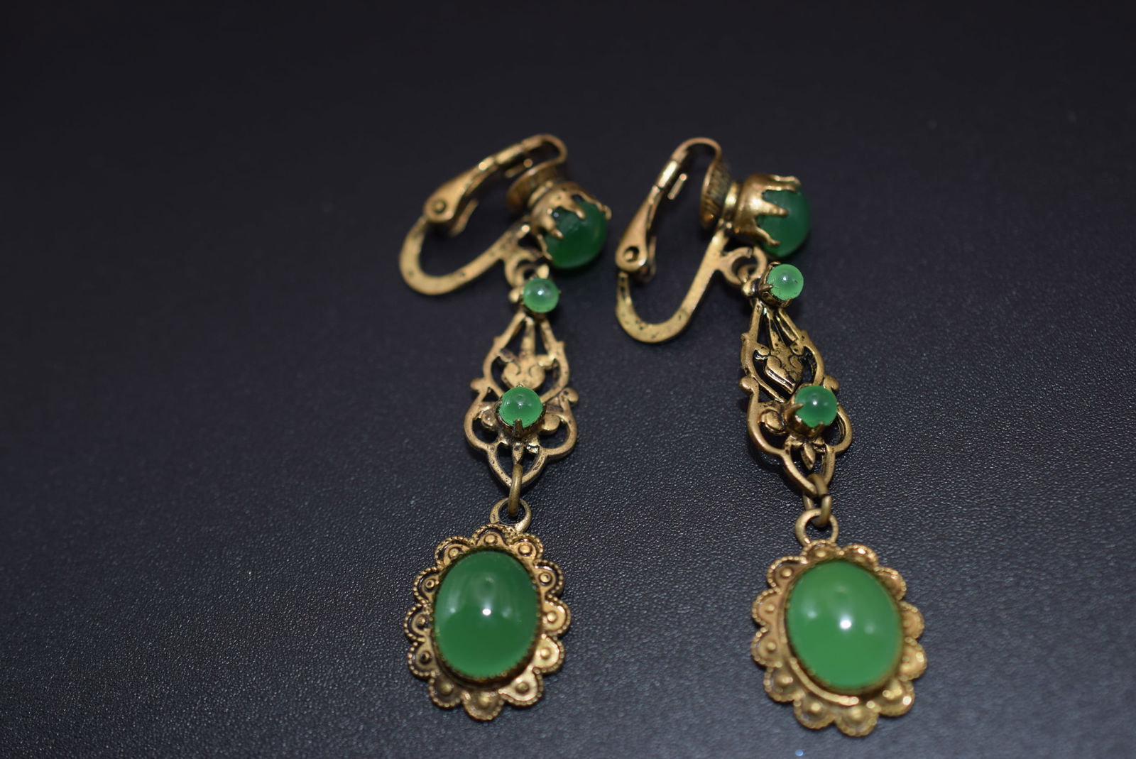 Jade Clip Dangle Vintage Earrings     Lot 866 (1 of 2)