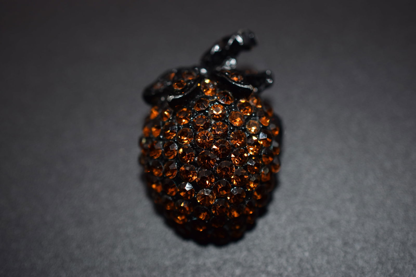 Topaz Strawberry Rhinestone Japanned Brooch Pin Vintage  Lot 875 (1 of 3)