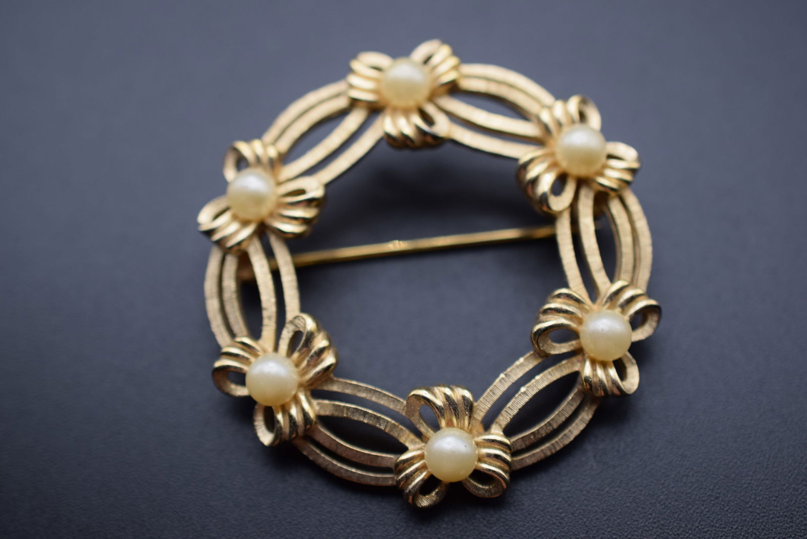 Trifari Vintage Gold and Pearls Bows Brooch Pin measures Lot 877: Trifari Vintage Gold and Pearls Bows Brooch Pin measures 1 7/8" in diameter signed Crown Trifari ©