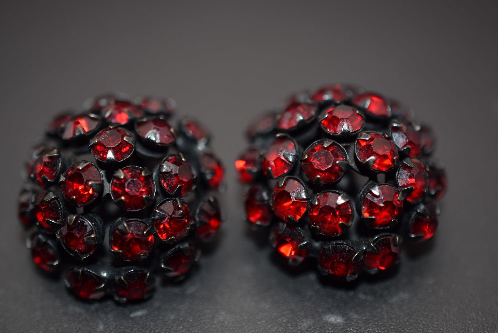 1950's Warner Vintage Red Siam Rhinestone Japanned Clip Earrings Lot 901: 1950's Warner Vintage Red Siam Rhinestone Japanned Clip Earrings measures 1 " in diameter unsigned Warner