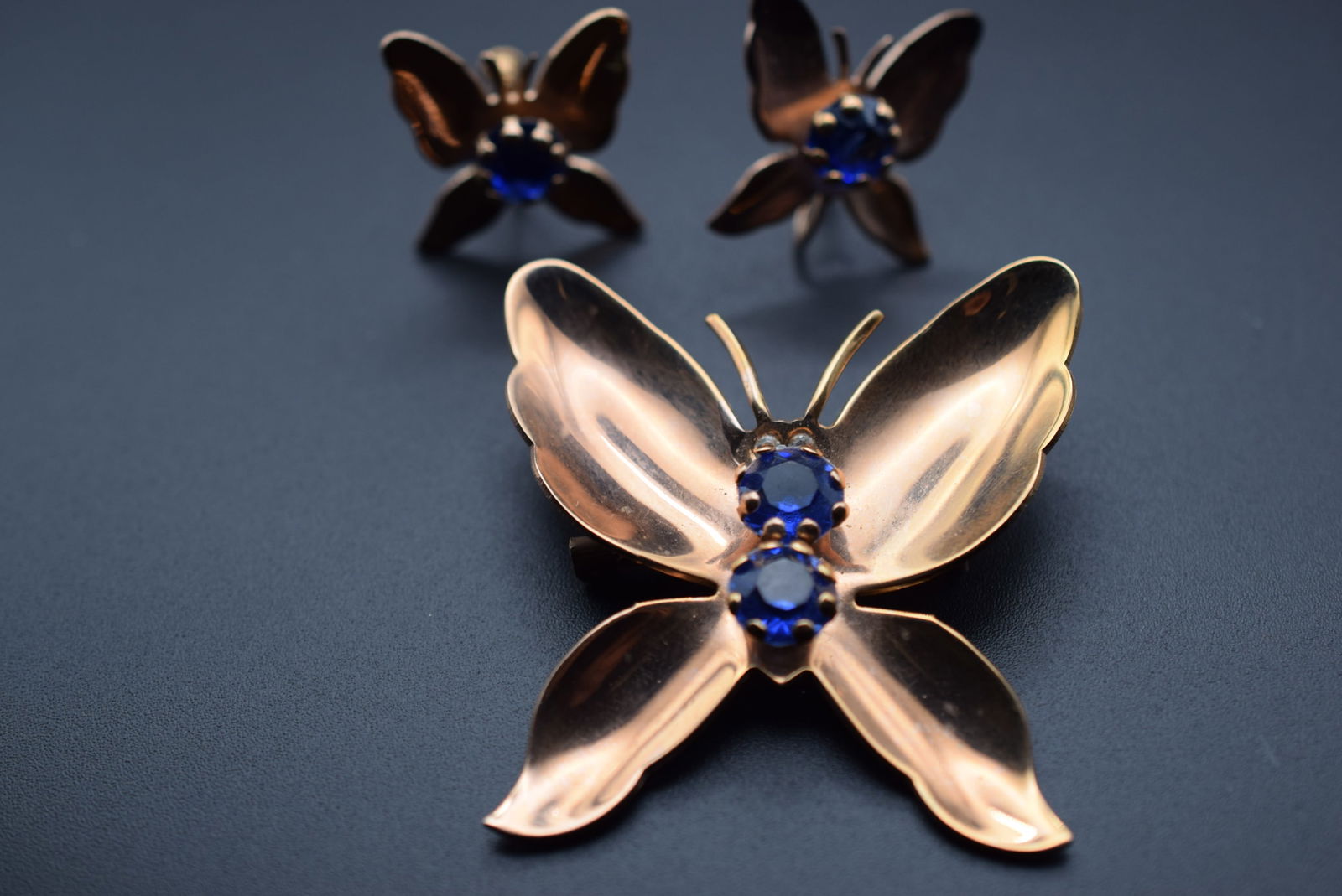 Copper Rhinestone Butterfly Vintage Brooch Pin and Earrings 1950's Lot 906: Copper Rhinestone Butterfly Vintage Brooch Pin 1950's Screwback Earrings measure 1" x 1" Brooch Measures 2 1/8" x 2"