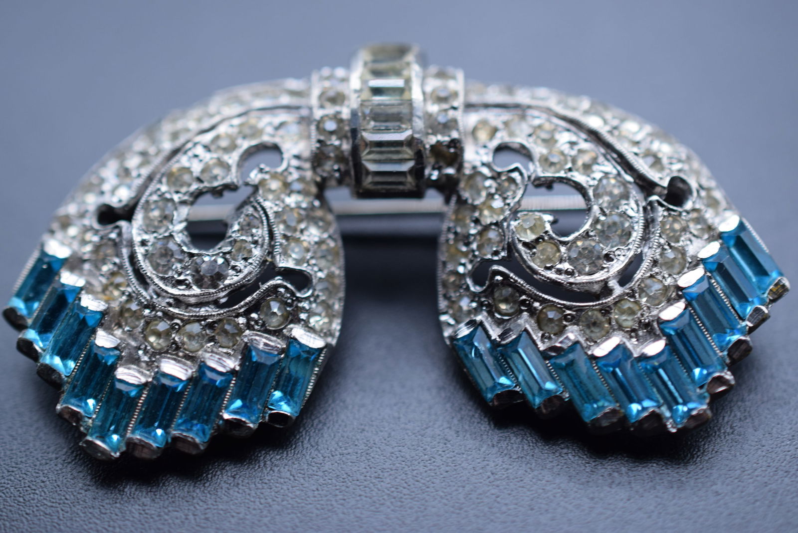 Rhinestone Drop Bow Brooch Pin 1940's Vintage     Lot 909 (1 of 2)