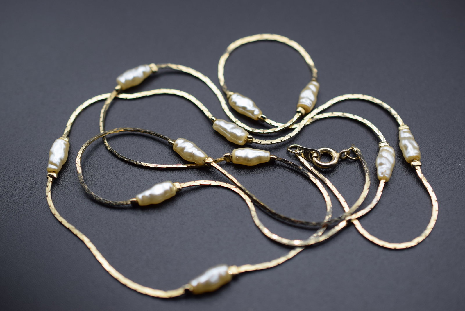 Freshwater Pearl staggered necklace 30" Lot 958: Freshwater Pearl staggered necklace measures 30" Long unsigned