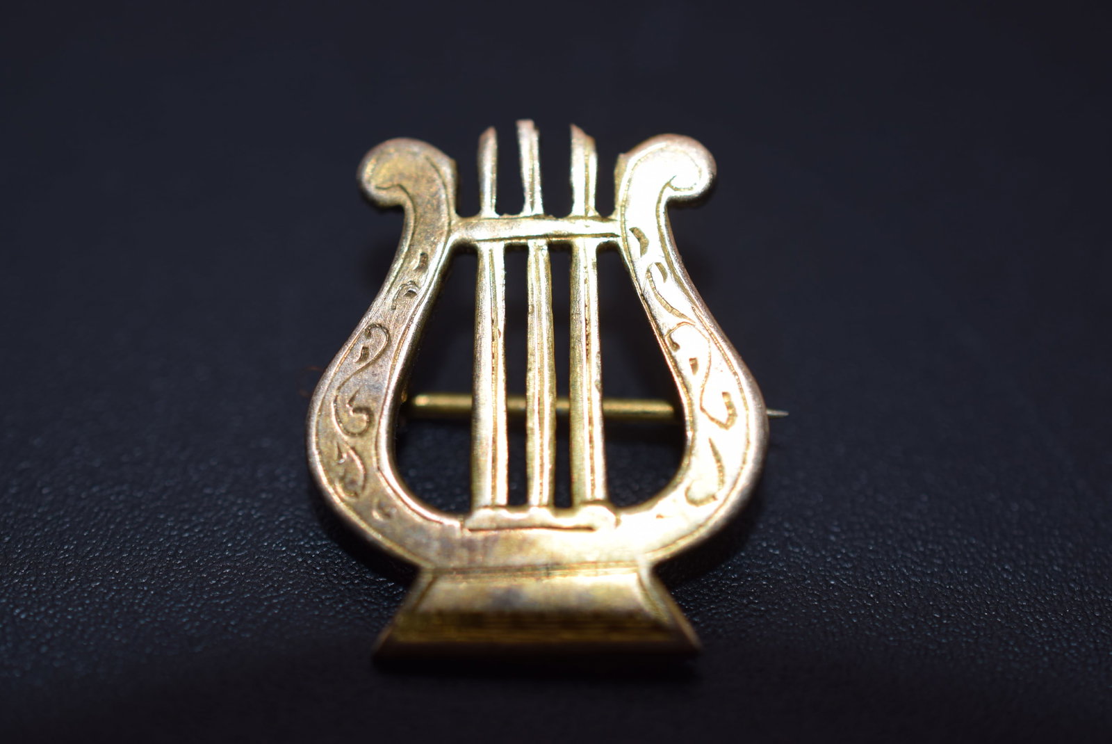 Harp Brooch Pin Vintage Lot 965: Harp Brooch Pin Vintage measures 7/8" x 3/4" signed C and a Star