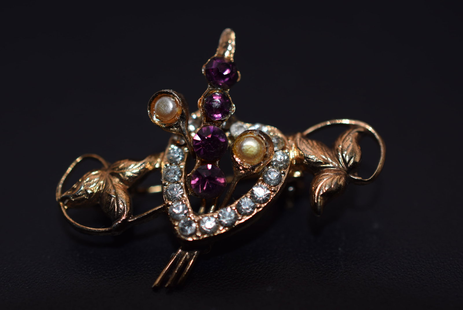 1930's Vintage Scatter Brooch Pin Heart Lot 977: 1930's Vintage Brooch Pin Heart measures 1 1/4" x 1"