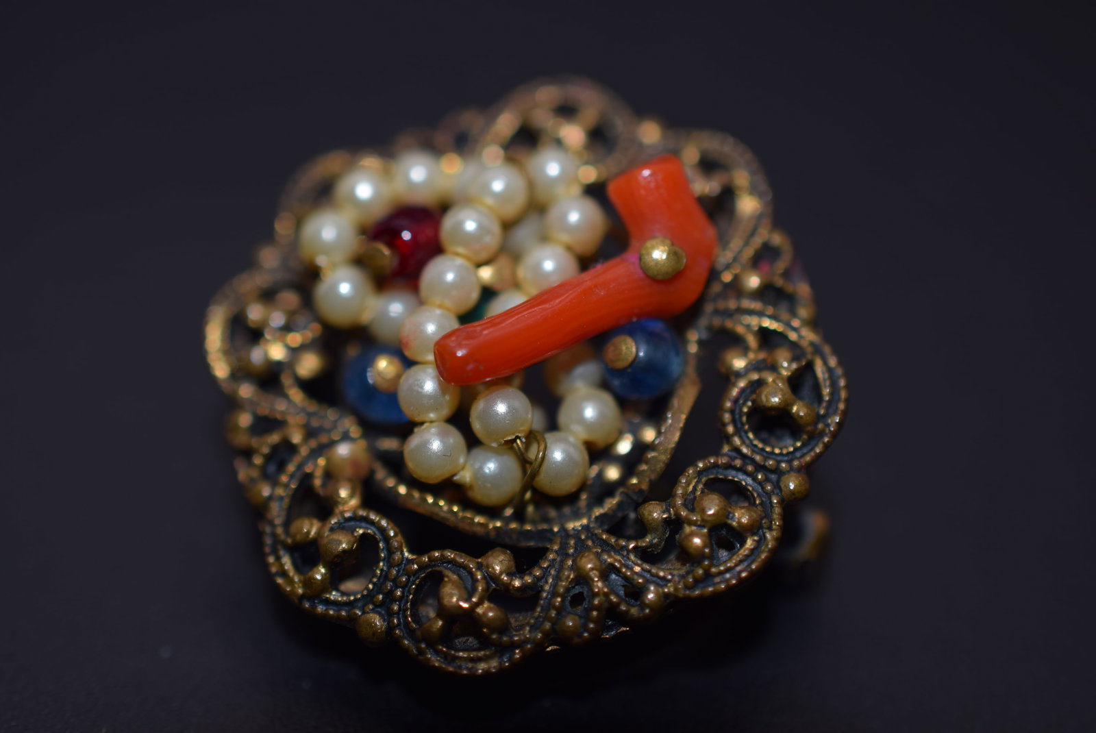Edwardian Genuine Coral Vintage Sweetheart Scatter Brooch Pin Lot 985: Edwardian Genuine Coral Vintage Sweetheart Scatter Brooch Pin measures 1" in diameter