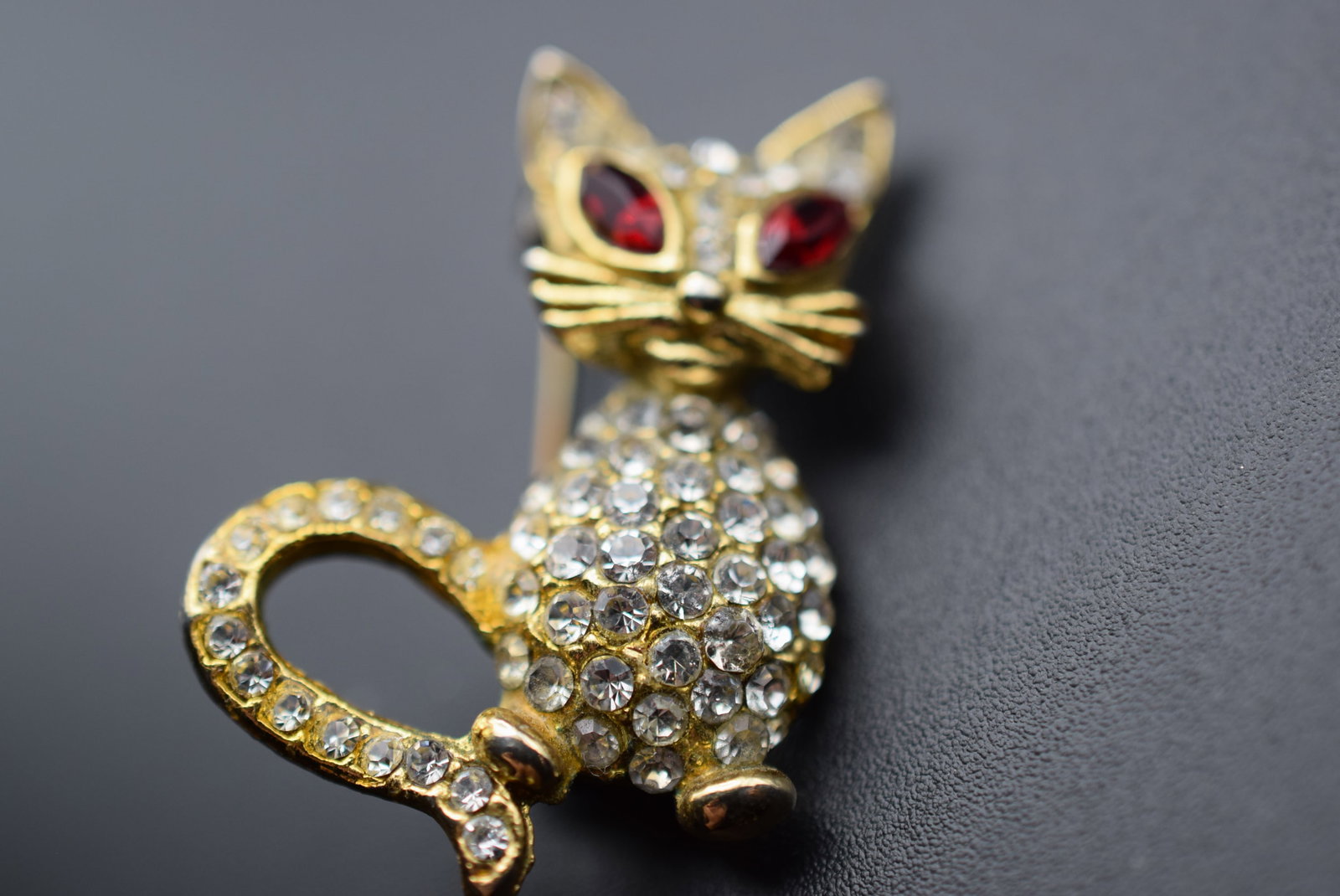 Cat Rhinestone Vintage Brooch Pin Lot 1047: Cat Rhinestone Vintage Brooch Pin measures 1 1/2" x 1"