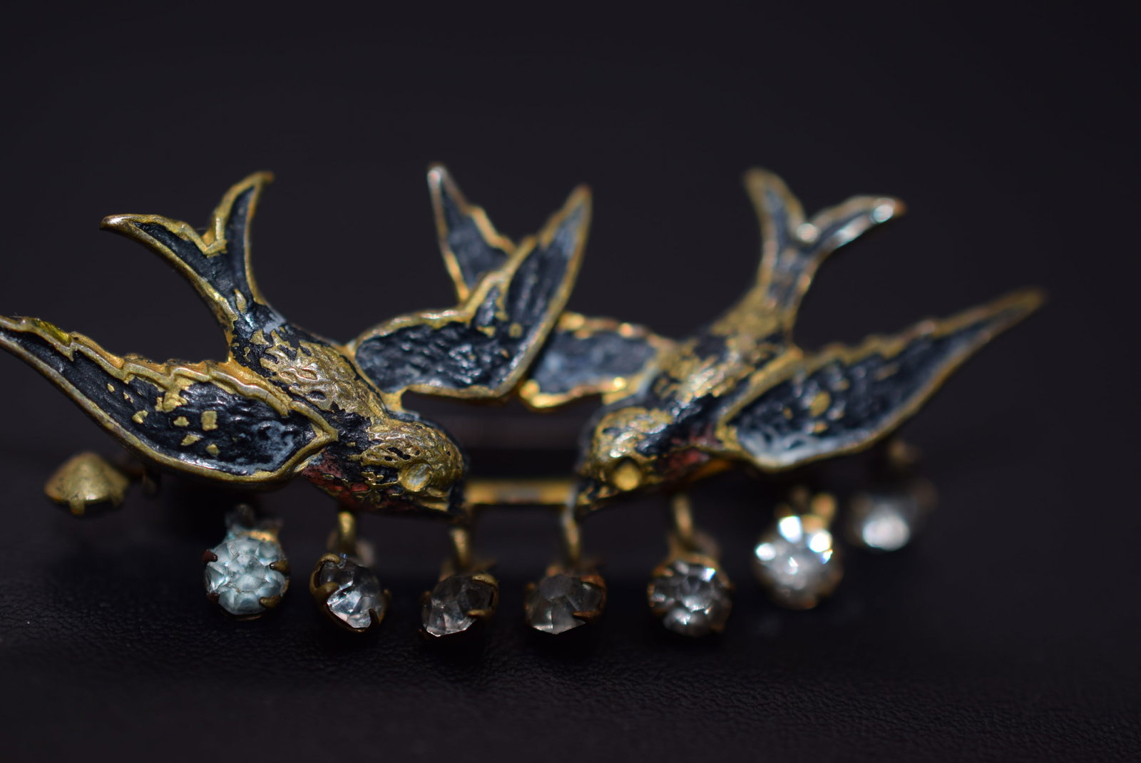 Edwardian Enamel Bird Rhinestone Brooch Pin Vintage Lot 1077: Edwardian Enamel Bird Rhinestone Brooch Pin Vintage measures 1 1/2" x 5/8"
