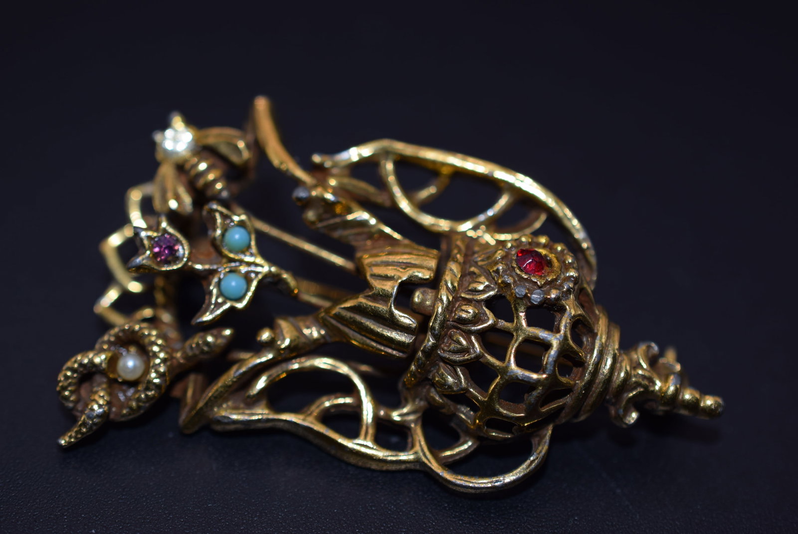 1950's Brooch Pin Bee snakes and Flowers ! Vintage Lot 1100: 1950's Brooch Pin Bee snakes and Flowers ! Vintage measures 2" x 1 1/4"