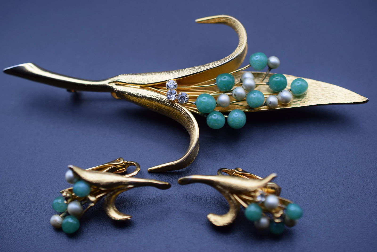 1940's HUUUGE Cornstalk Flower Brooch Clip Earrings Vintage Lot#BE 3: 1940's HUUUGE Cornstalk Flower Brooch Clip Earrings Vintage brooch measures 4 1/4" x 2" and the matching clip earrings measure 1 3/8" x 7/8"